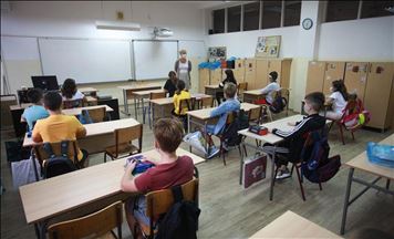 Во Србија започна учебната година, учениците со заштитни маски на лицата