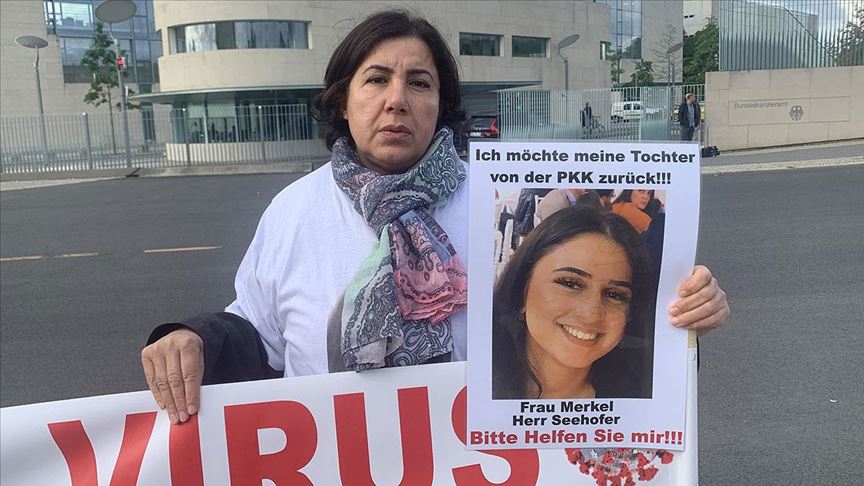 Almanya'da terör örgütü PKK tarafından kızı kaçırılan anne Başbakanlığın önünde eylem yaptı 