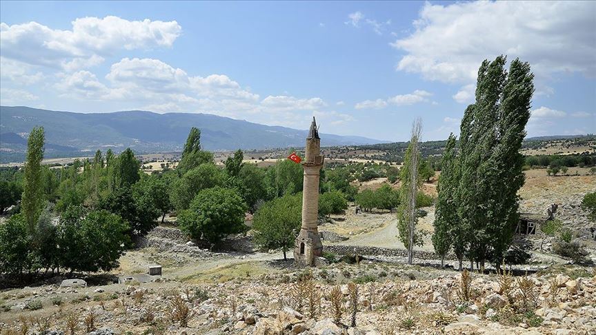 Selde camisi yıkılan minare 40 yıldır 'yalnız'