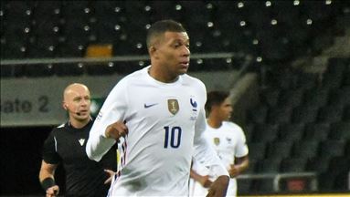 Bintang sepak bola PSG Kylian Mbappe positif Covid-19