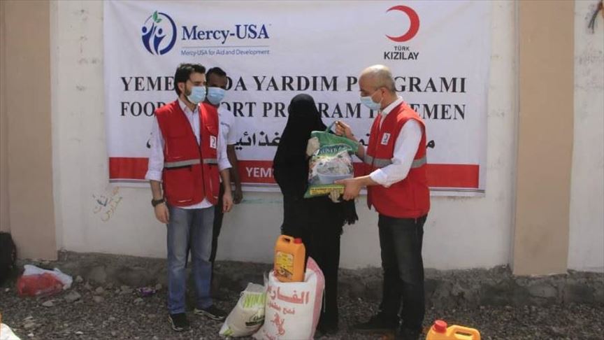 الهلال الأحمر التركي يختتم توزيع 2250 سلة غذائية باليمن