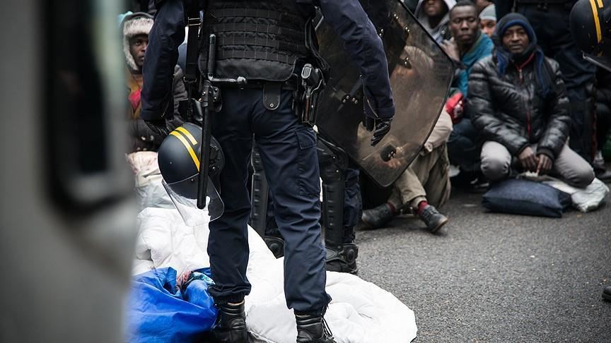 France: l’Etat interdit à des associations la distribution de repas aux migrants à Calais (Nord)