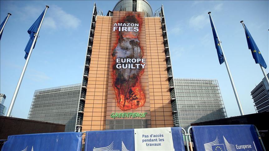Greenpeace var afishe në ndërtesën e BE-së për të tërhequr vëmendjen për zjarret në Amazonë