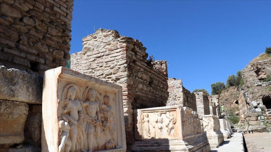 Aydın'daki Nysa Antik Kenti'nin tiyatro binası ayağa kaldırılıyor