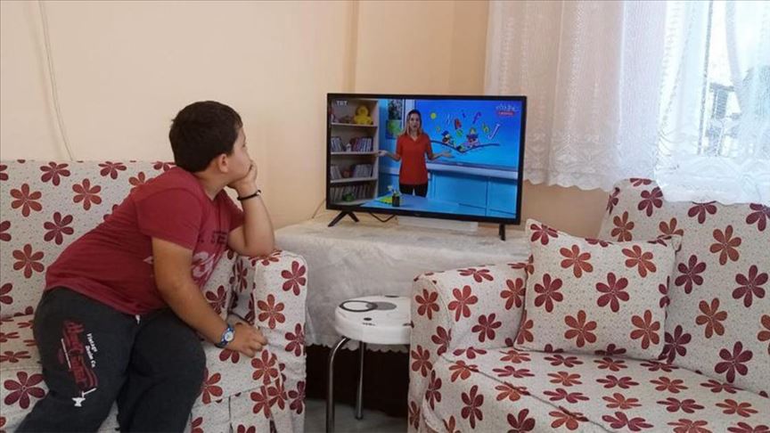 Kastamonu'da EBA TV'yi izleyemeyen çocuklara televizyon alındı 