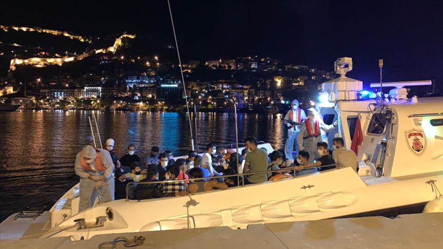 Antalya'da bir teknede 120 yabancı uyruklu yakalandı