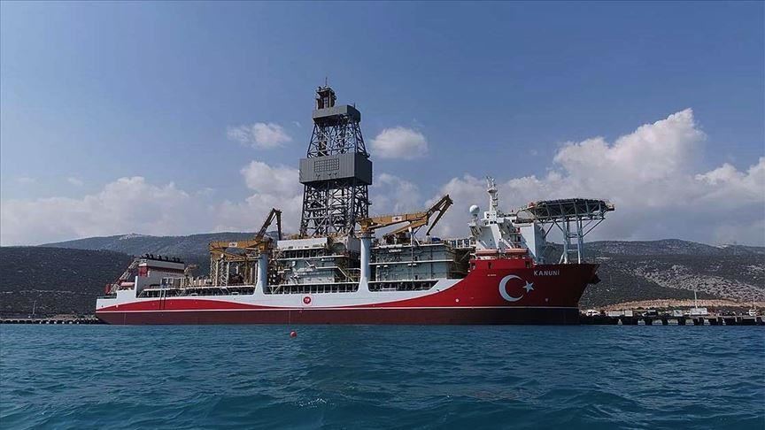 Турецкое судно готовится к бурению в Черном море