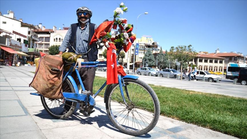 Bayrak Ve Ciceklerle Susledigi Yol Arkadasi Nin 30 Yildir Pedalini Ceviriyor