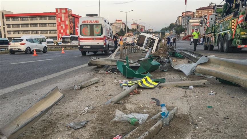 İstanbul'da yolcu otobüsü devrildi: 9 yaralı