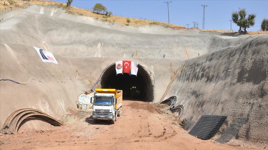 Terör örgütünün engellemelerine rağmen 'Eruh-Fındık Yolu ve Tünel Projesi' sürüyor