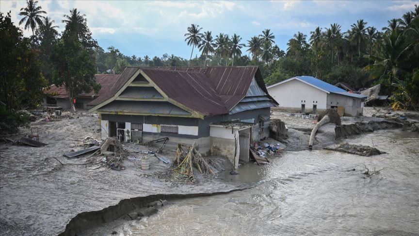إندونيسيا.. السيول تجتاح 1469 منزلا في كاليمانتان الغربية