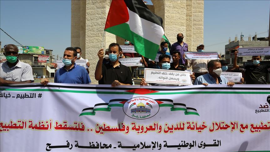 Palestinos se manifiestan contra los recientes acuerdos entre Israel con dos países árabes 