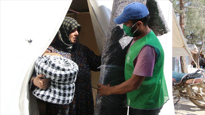 سوريا.. الإغاثة التركية توزع سجاد وبطانيات على نازحين في عفرين