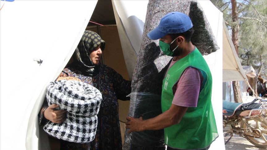 İHH'den Afrin'de 250 aileye halı ve battaniye yardımı