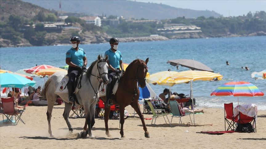 İzmir'de plajların güvenliği atlı jandarmaya emanet