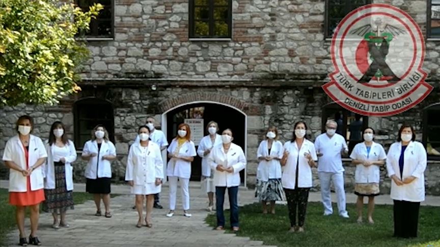 Doktorlar pandemiye dikkati çekmek için şarkı söyledi