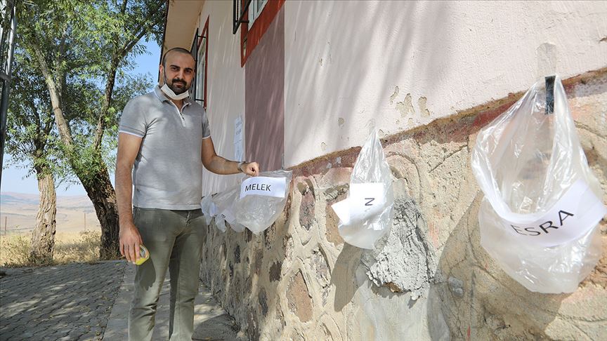 Köy öğretmeninden öğrencileri Kovid-19'dan korumak için 'askıda poşet'le ödev takibi