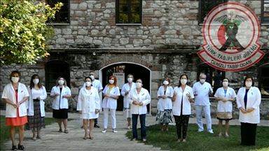 Doktorlar pandemiye dikkati çekmek için şarkı söyledi