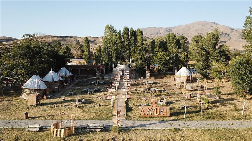 Kırgız Türkleri çivi kullanmadan yaptıkları 'otağ'ları yurt dışına gönderiyor