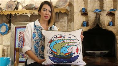 Asırlık çini desenlerini, tekstil ürünlerine işliyor
