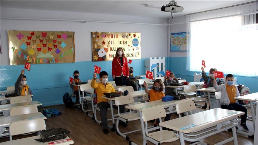 Sebagian siswa di Turki kembali ke sekolah di tengah pandemi