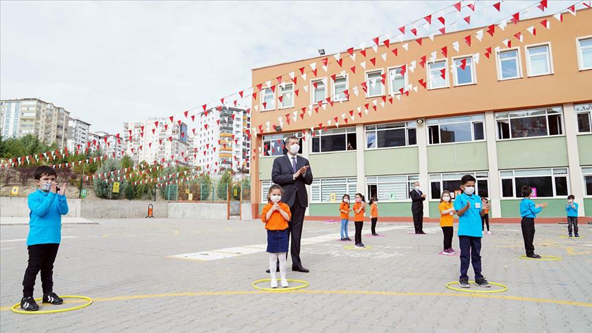Milli Eğitim Bakanı Selçuk, yüz yüze eğitimin ilk gününde sosyal mesafesini koruyan öğretmen ve öğrencileri tebrik etti