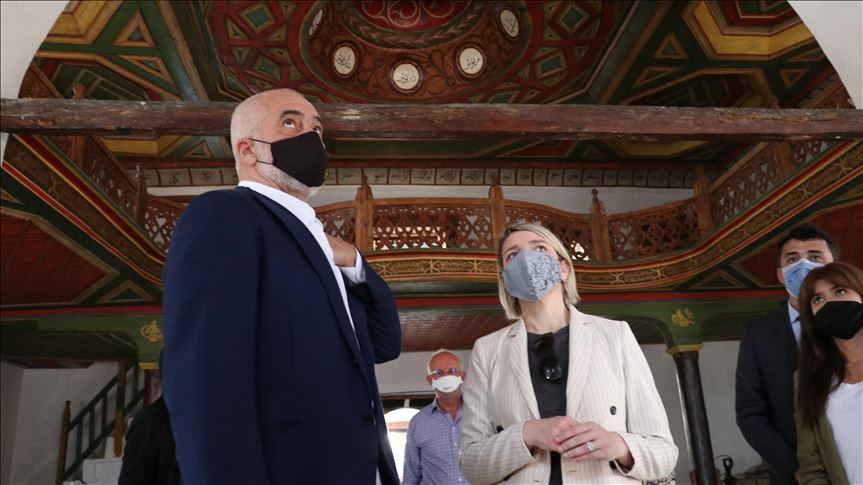 Kryeministri Rama viziton monumentet osmane në Berat që po restaurohen nga TIKA