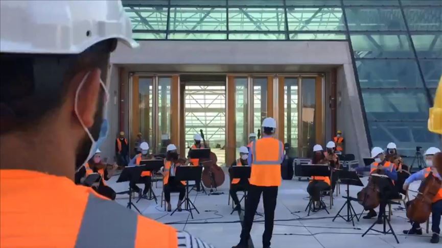 Turkey: Construction workers get classical music treat