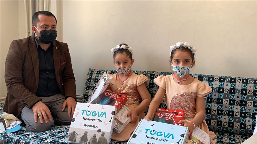 İkiz kız kardeşler 'Suriye' ve 'Türkiye' isimleriyle dikkati çekiyor