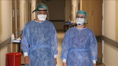 Kovid-19'u yenen doktor çift hastalarına hem hasta hem doktor gözüyle şifa arıyor