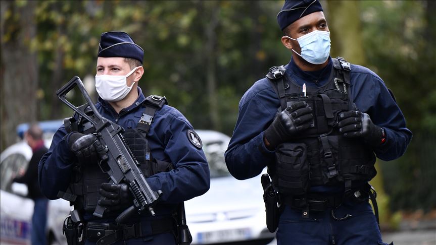 Attaque à l’arme blanche devant l’ancien siège de Charlie Hebdo: 5 nouvelles gardes à vue après des perquisitions