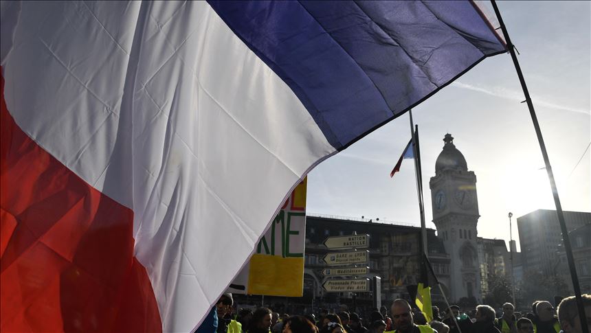 French restaurant owners protest new virus measures