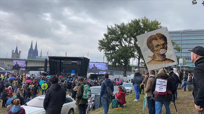 Njemačka: Protest nekoliko hiljada ljudi zbog ograničenja uvedenih usljed sprečavanja širenja COVID-19