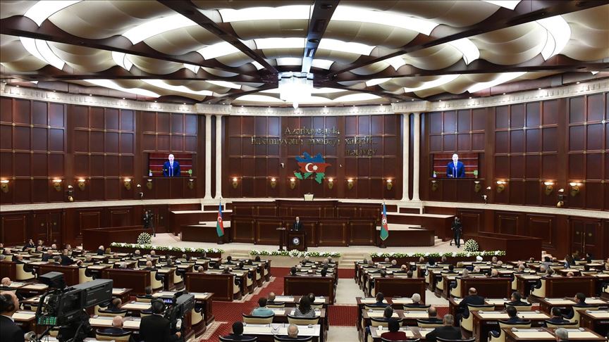 Parlamento de Azerbaiyán declara el estado de guerra en algunas de sus ciudades y regiones