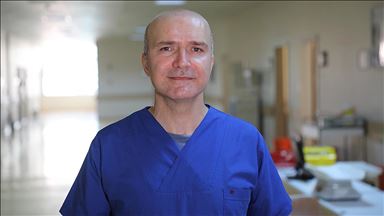 Koronavirüsü atlatan doktor verdiği mücadeleyi gözyaşları içinde anlattı