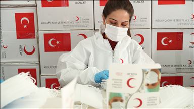 Türk Kızılay ürettiği cerrahi maskeleri ihtiyaç sahiplerine ücretsiz dağıtıyor