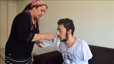 Akıma kapılınca iki kolunu kaybeden genç Samet, hayata yeniden dokunmak istiyor