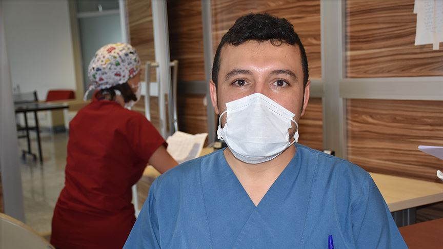 'Çocuklarımla aynı evde görüntülü konuşarak hasret gideriyoruz'