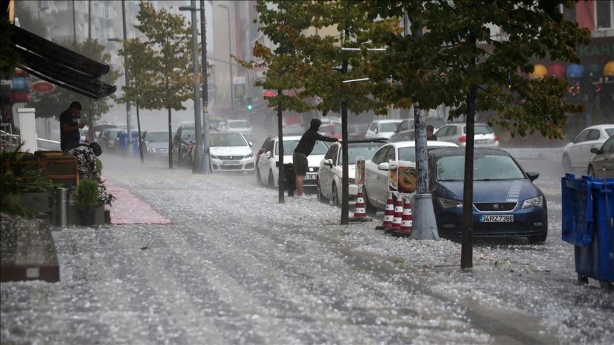 Силно невреме со обилни врнежи од дожд и град го зафати Истанбул