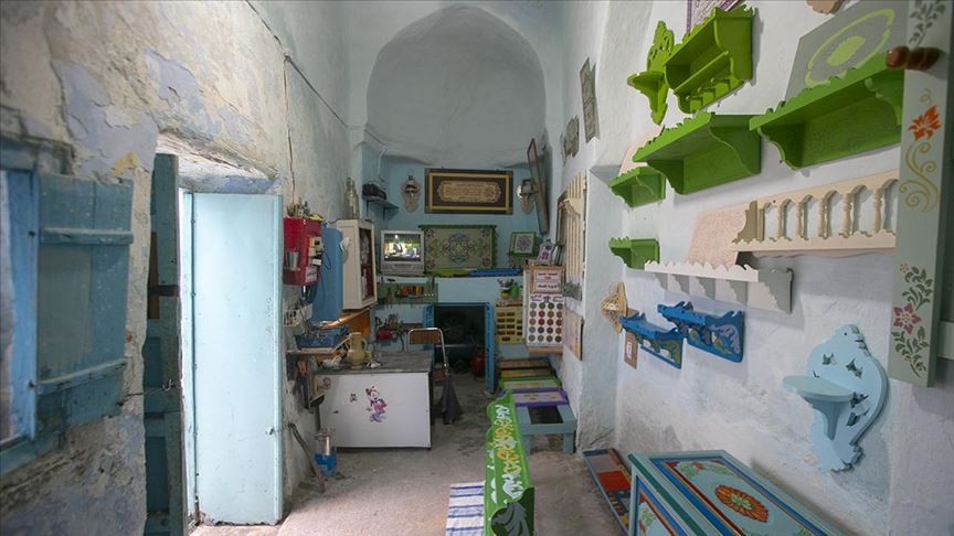 حفاظا على الزخرفة.. تونسي يحول منزله لمعرض تحف قديمة (تقرير)