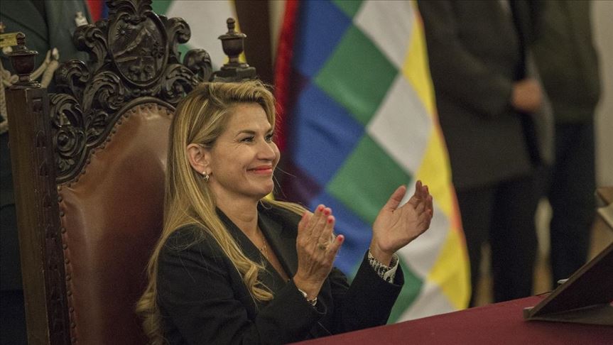 La presidenta interina de Bolivia posesionó a tres nuevos ministros 