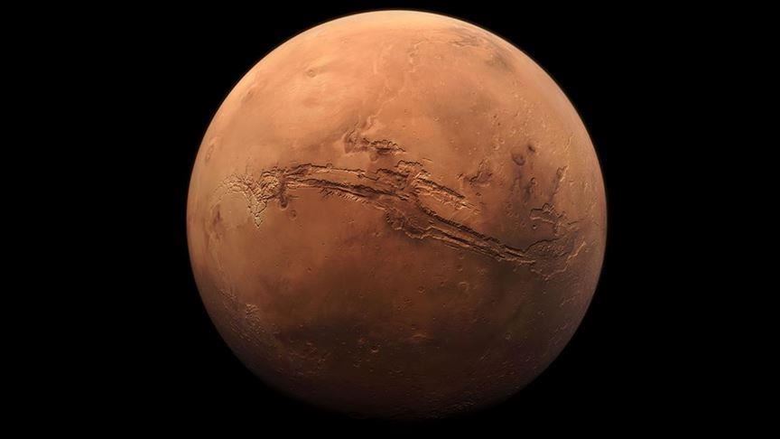 Dibe ku li cemsera başûr a Marsê di binê erdê da goleke şoravê û golên piçûk hebin