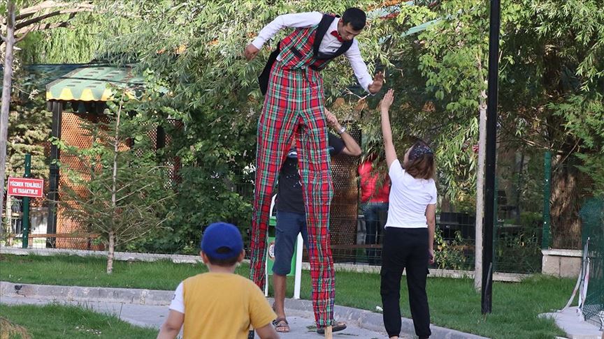 'Tahta bacak' Mahsun, engelli babası ve kardeşi için şehir şehir gezip gösteri yapıyor