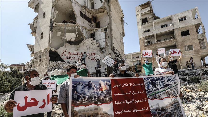 Sirios protestan contra los cinco años de intervención de Rusia en su país
