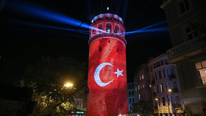 İstanbul'un simgelerinden Galata Kulesi ziyarete açıldı