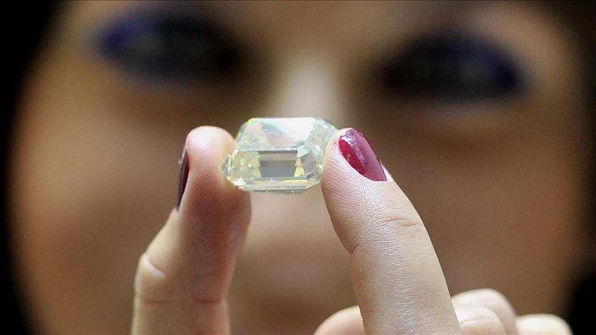 Diamanti "perfekt" 102 karatësh shitet për 15.7 milionë dollarë