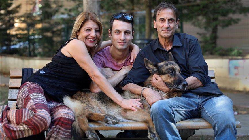 Felçli köpeklerine çocukları gibi bakıyorlar