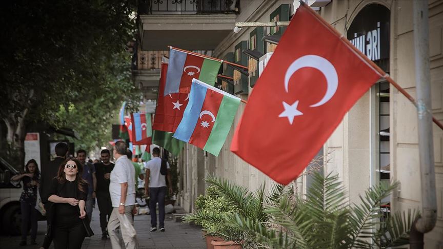 Bakü sokakları Azerbaycan ve Türk bayraklarıyla süslendi