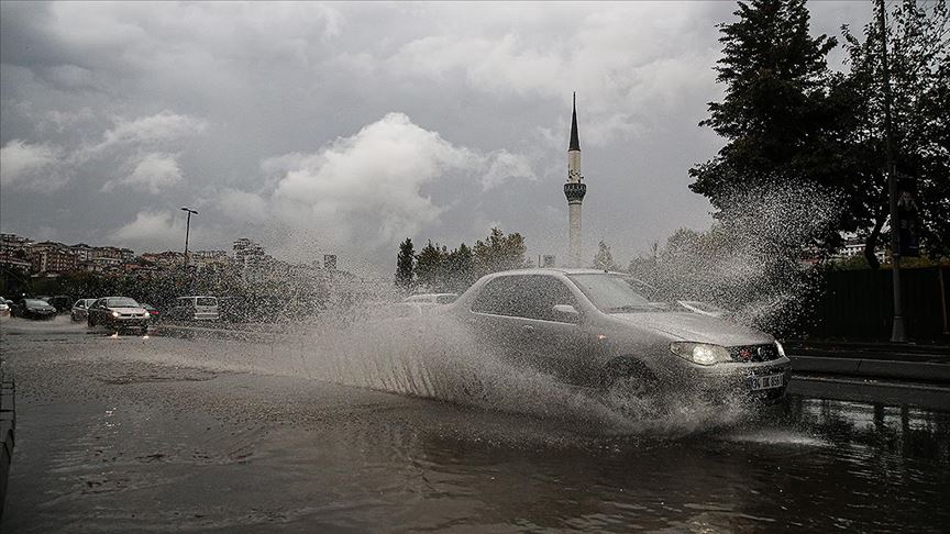 İstanbul'un bazı ilçelerinde sağanak etkili oldu