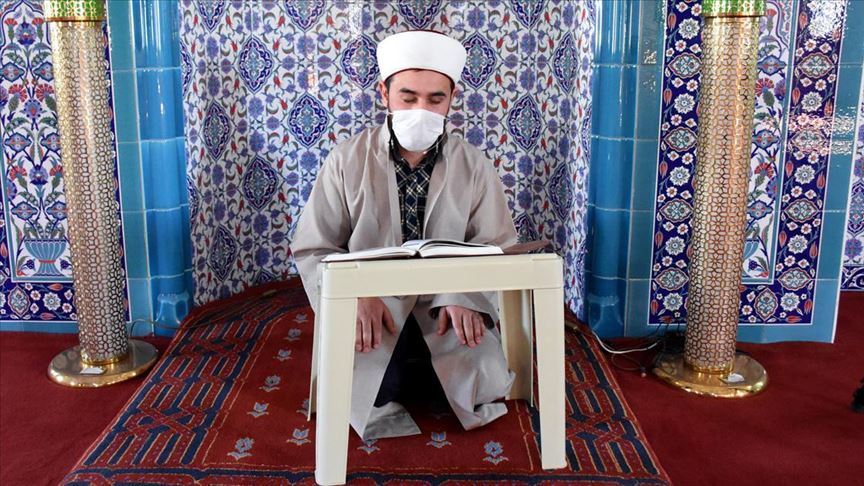 Görme engelli müezzin yaşam azmiyle örnek oluyor